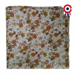 Pochette de costume fleurie marron clair et brun sur fond couleur crème