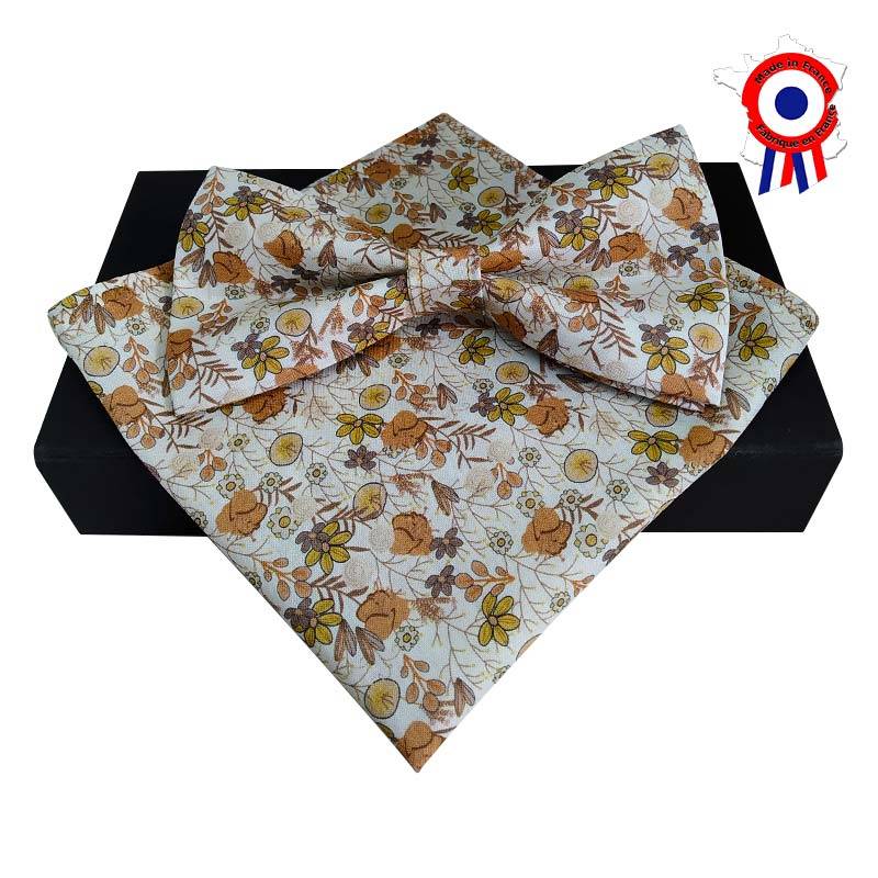 Ensemble nœud papillon liberty marron sur fond crème, avec sa pochette de costume assortie