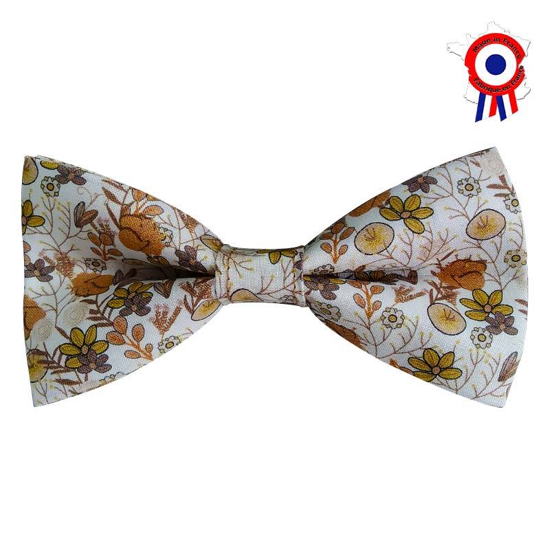 Nœud papillon pour enfant en liberty brun et marron clair sur fond couleur crème