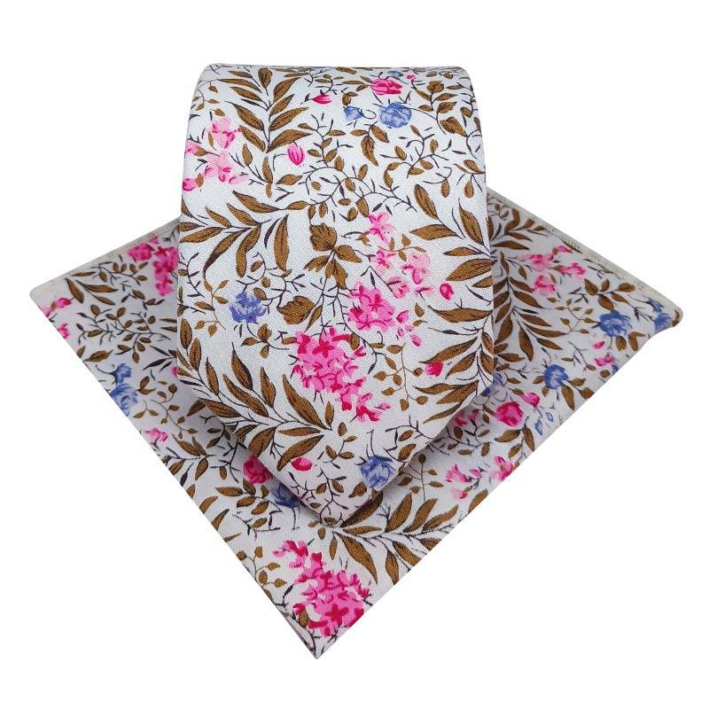 Cravate à fleurs rose et bleues sur fond blanc cassé, avec pochette de costume assortie