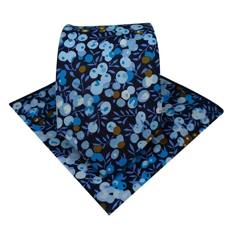 Cravate liberty bleu marine avec sa pochette de costume assortie