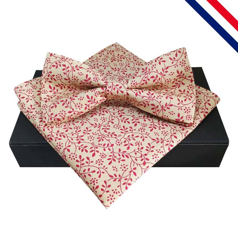 Nœud papillon beige clair à motif végétal rouge, avec sa pochette de costume assortie